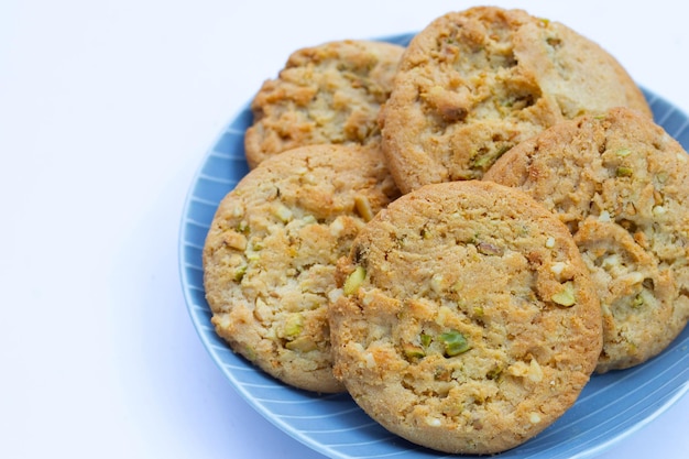 Biscotti al pistacchio e mandorle su sfondo bianco