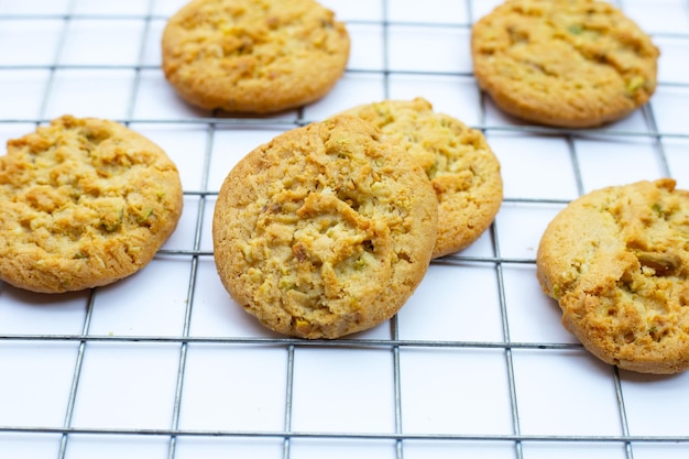 Biscotti al pistacchio e mandorle su sfondo bianco