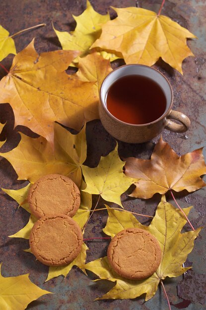 Biscotti al tè e foglie d'autunno