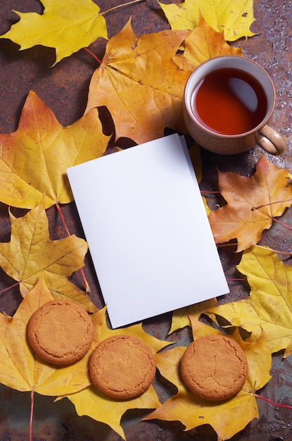 Biscotti al tè e foglie d'autunno