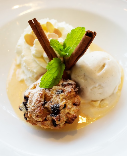 Biscotti all&#39;uvetta di avena e gelato su un piatto, decorazione del dessert