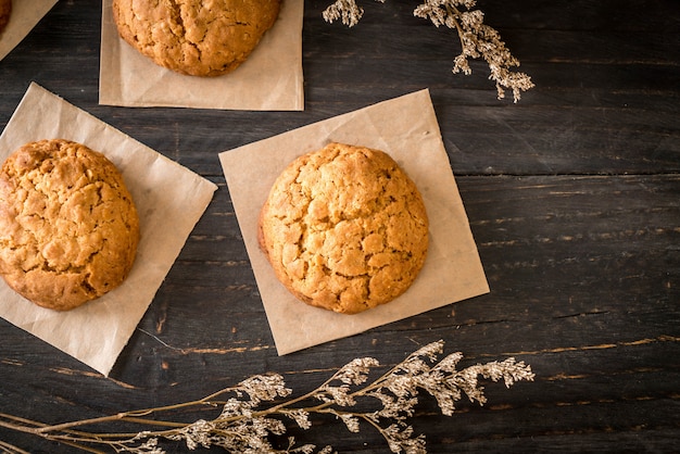 biscotti all&#39;uvetta di farina d&#39;avena su legno