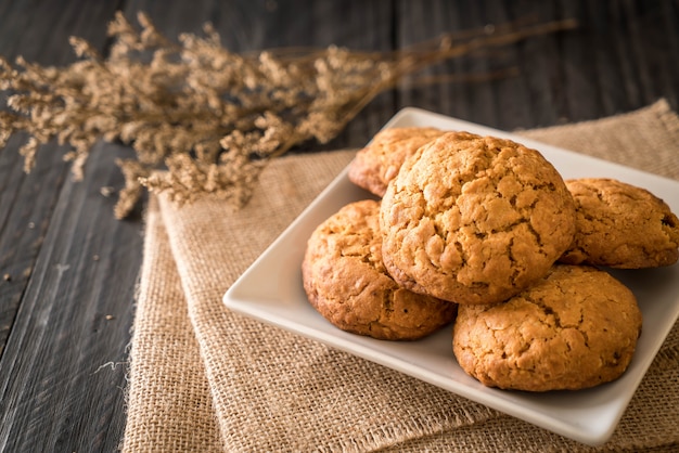 biscotti all&#39;uvetta di farina d&#39;avena su legno