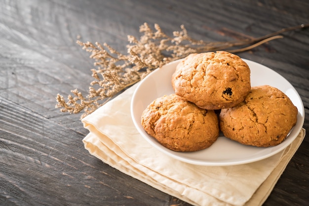 biscotti all&#39;uvetta di farina d&#39;avena su legno