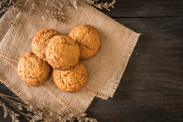 biscotti all&#39;uvetta di farina d&#39;avena su legno