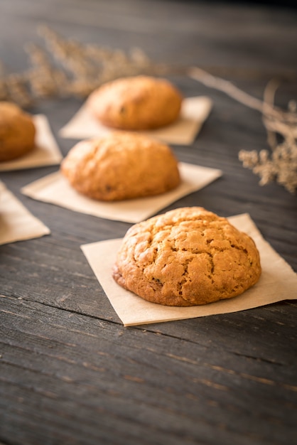 biscotti all&#39;uvetta di farina d&#39;avena su legno