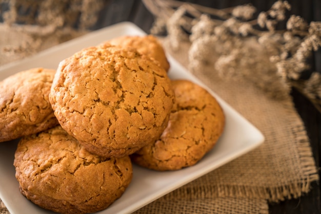 biscotti all&#39;uvetta di farina d&#39;avena su legno