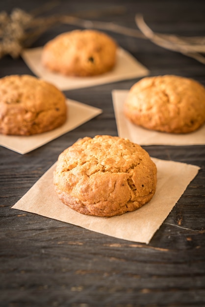 biscotti all&#39;uvetta di farina d&#39;avena su legno