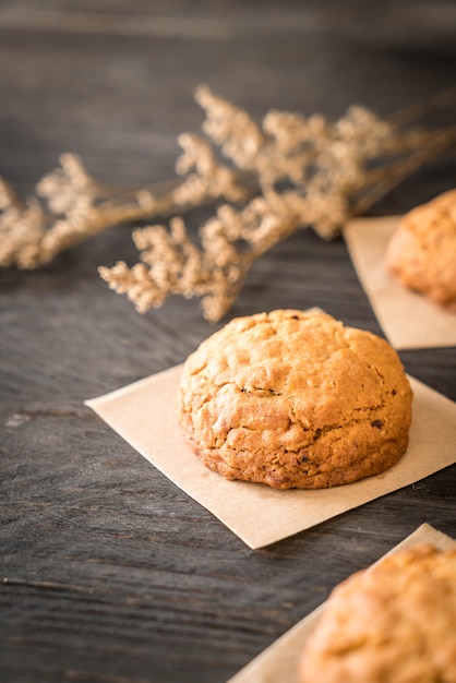 biscotti all&#39;uvetta di farina d&#39;avena su legno