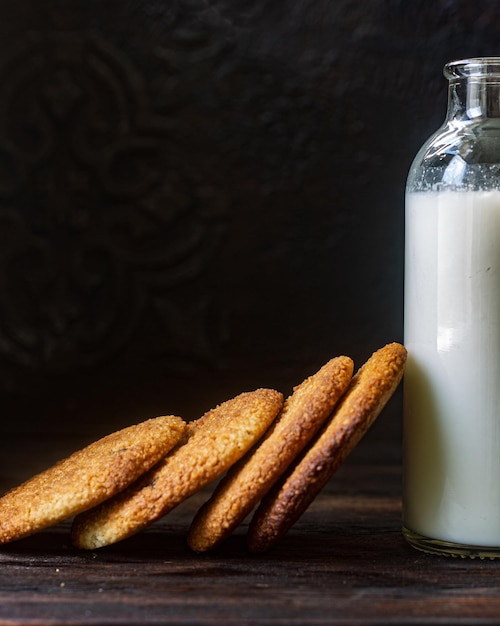 Biscotti alle arachidi e una bottiglia di latte