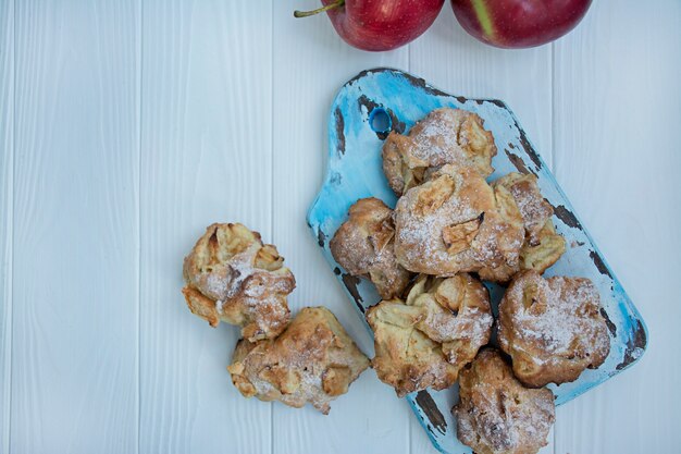 Biscotti alle mele fatti in casa. Biscotti Con Le Mele. Cibo autunnale. Disteso.