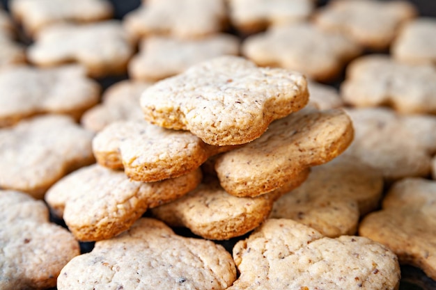 Biscotti alle noci. Primo piano di molti biscotti di arachidi. Cibo fatto in casa.