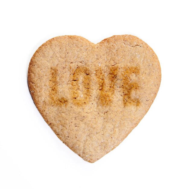 Biscotti allo zenzero a forma di cuore con la scritta Love isolated