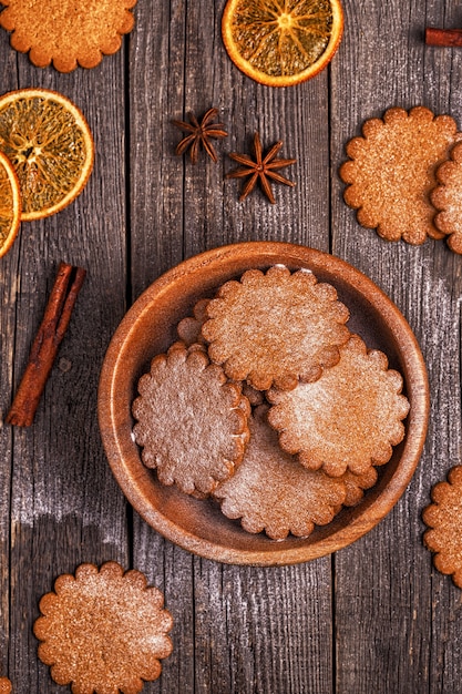 Biscotti allo zenzero conditi con zucchero a velo in una ciotola