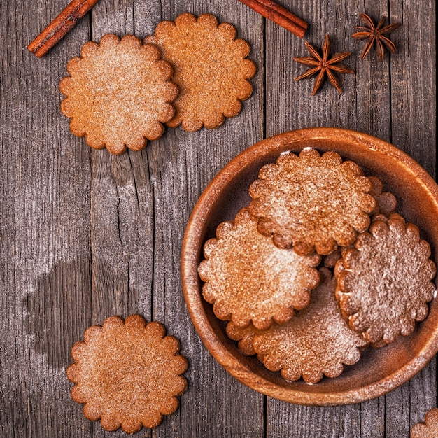 Biscotti allo zenzero conditi con zucchero a velo in una ciotola