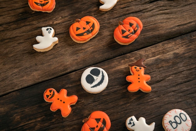 Biscotti allo zenzero di Halloween a forma di zucca e fantasmi sul tavolo di legno Biscotto sorridente Vista dall'alto