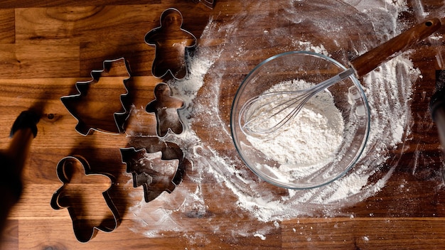 Biscotti allo zenzero sulla tavola di legno. Cucina casalinga accogliente. Cottura casalinga.