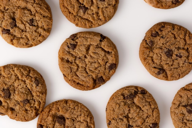 Biscotti appena sfornati isolati su sfondo bianco