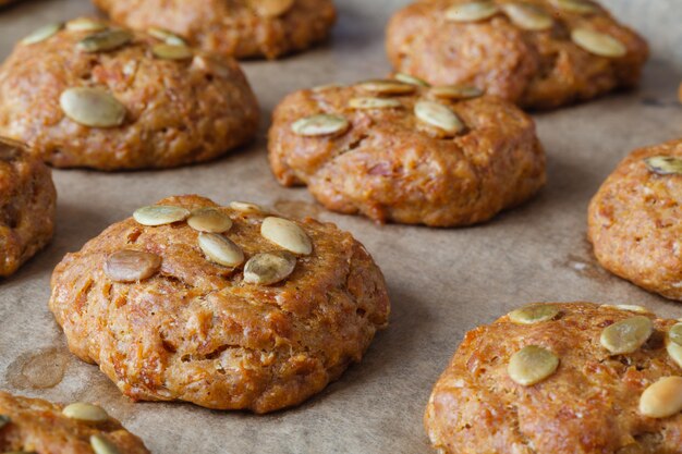 Biscotti appena sfornati sul vassoio