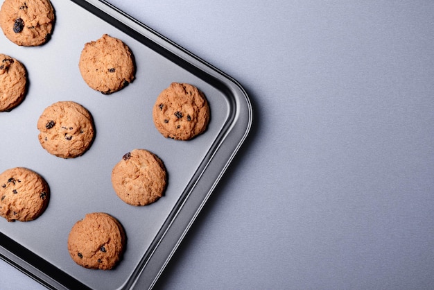 Biscotti appena sfornati sul vassoio