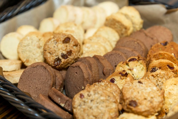Biscotti appetitosi rotondi in un cesto sul tavolo Primo piano Colazione e pausa caffè