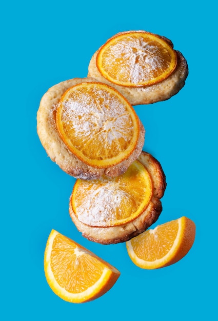 Biscotti arancioni fatti in casa su sfondo blu cibo volante