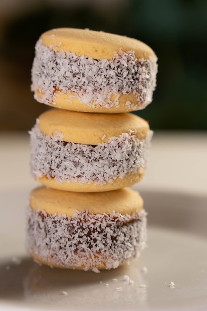 Biscotti argentini alfajor primo piano. Verticale