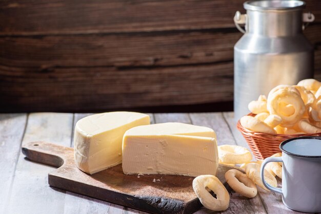 Biscotti Biscotti di farina di manioca e formaggio Minas disposti su un fuoco selettivo superficie di legno rustico