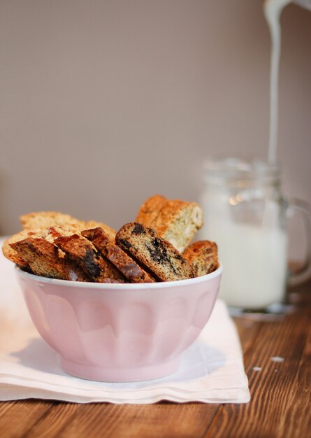 biscotti biscotti su uno sfondo di legno