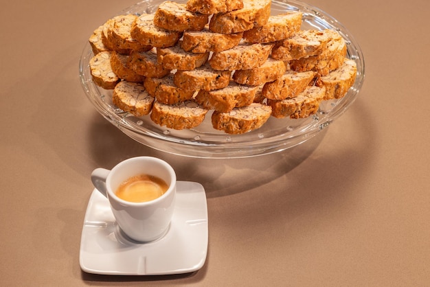 Biscotti Cantucci Biscotti tradizionali italiani alle mandorle e tazza di caffè espresso