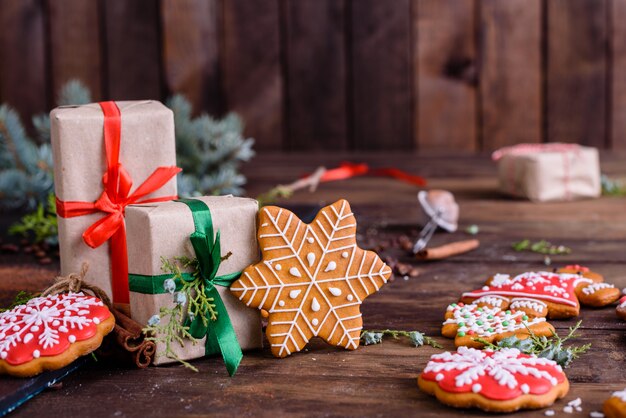 Biscotti casalinghi del pan di zenzero di Natale sulla tavola di legno