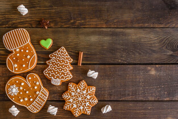 Biscotti casalinghi del pan di zenzero di Natale sulla tavola di legno