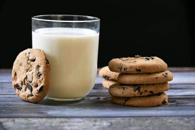 Biscotti classici con gocce di cioccolato per dessert