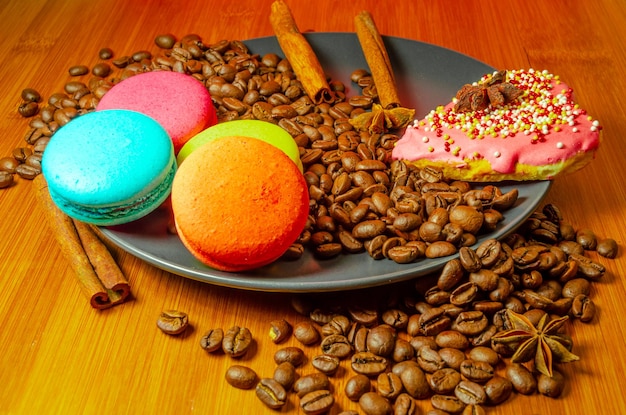 Biscotti colorati con chicchi di caffè.