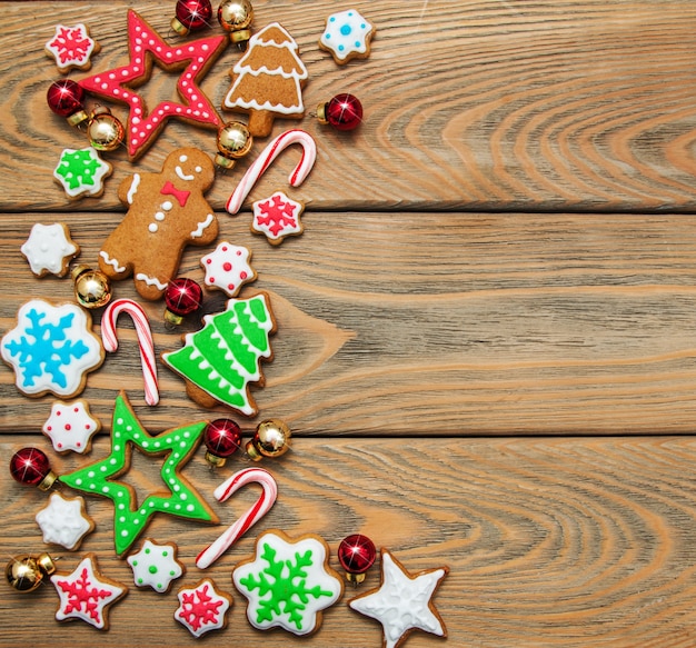 Biscotti colorati di Natale allo zenzero e miele