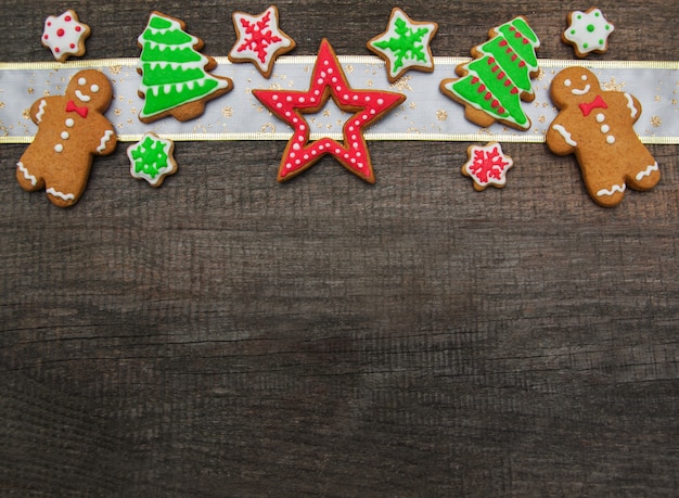 Biscotti colorati di Natale allo zenzero e miele