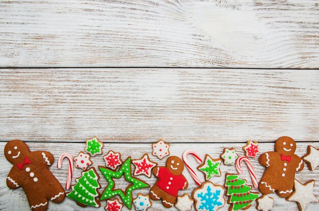 Biscotti colorati di Natale allo zenzero e miele