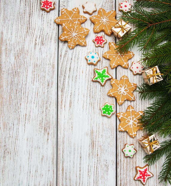 Biscotti colorati di Natale allo zenzero e miele