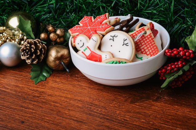 Biscotti colorati di Natale con decorazioni festive