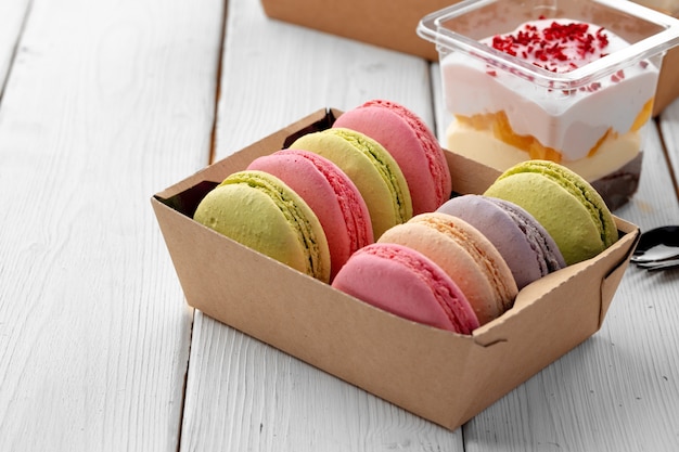 Biscotti colorati macaron in una scatola di cartone