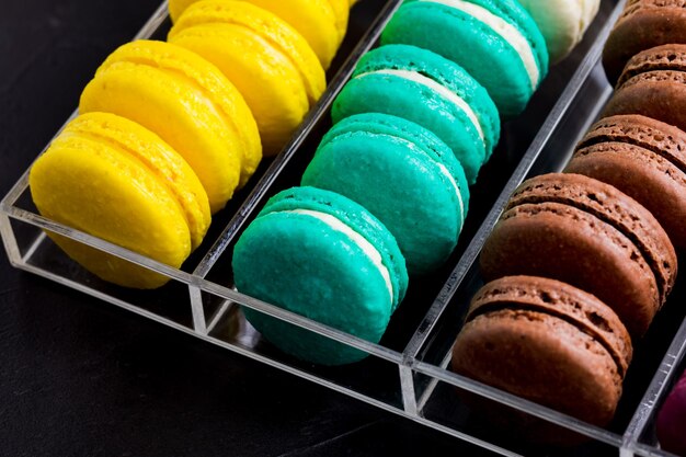 Biscotti colorati macarons nella scatola acrilica