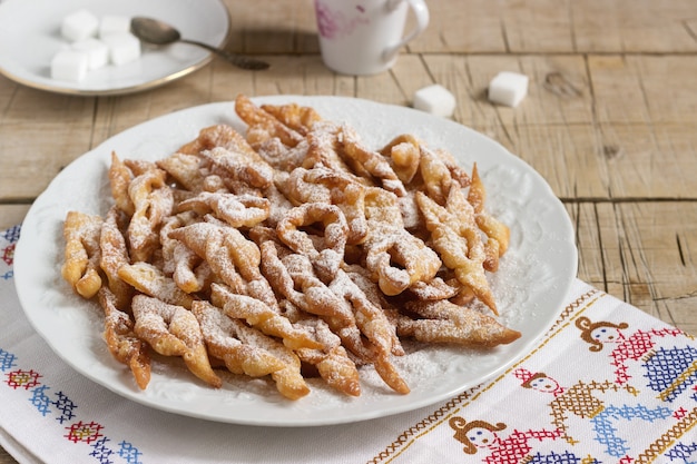 Biscotti con ali d'angelo, un piatto dolce tradizionale europeo per il carnevale. Stile rustico.