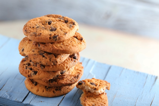 Biscotti con briciole di cioccolato sulla tavola di legno blu