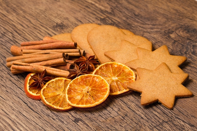 Biscotti con cannella e arancia essiccata