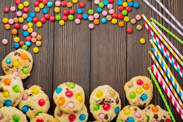 biscotti con coloratissimi dolci al cioccolato in glassa di zucchero