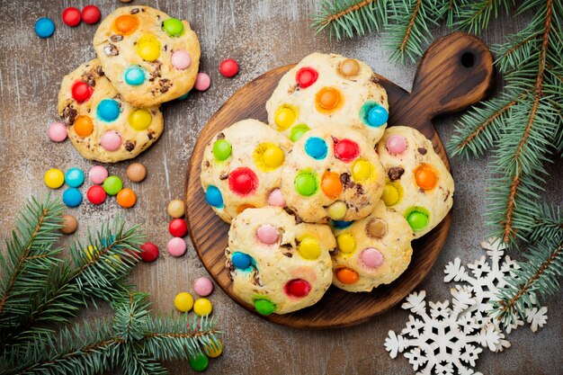 biscotti con coloratissimi dolci al cioccolato in glassa di zucchero