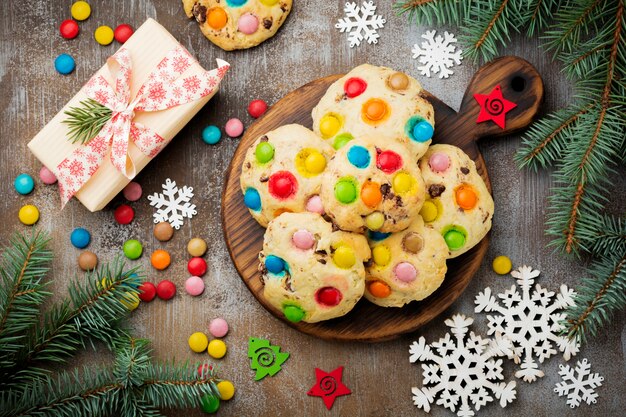 biscotti con coloratissimi dolci al cioccolato in glassa di zucchero