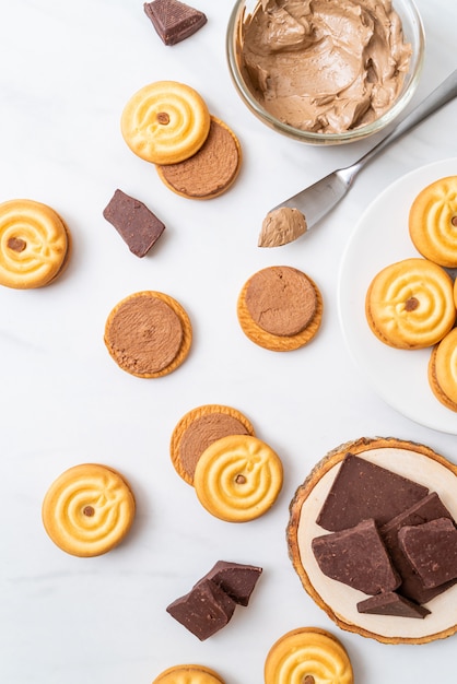 biscotti con crema al cioccolato