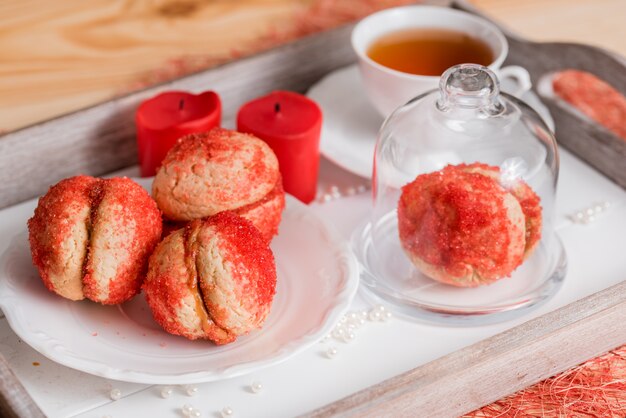 Biscotti con crema alla fragola ricoperti di granella