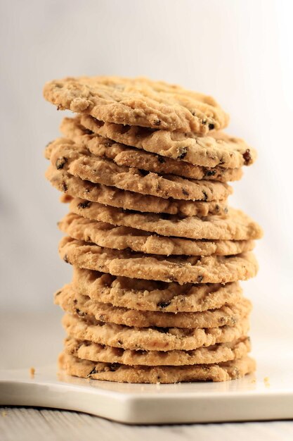 Biscotti con datteri sottili fatti in casa impilati